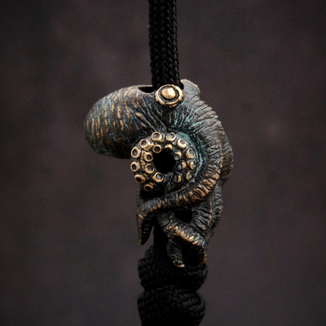 Octopus ทองเหลืองมีดลูกปัดกลาง - Paracord Survival Bracelet บทวิจารณ์และราคา