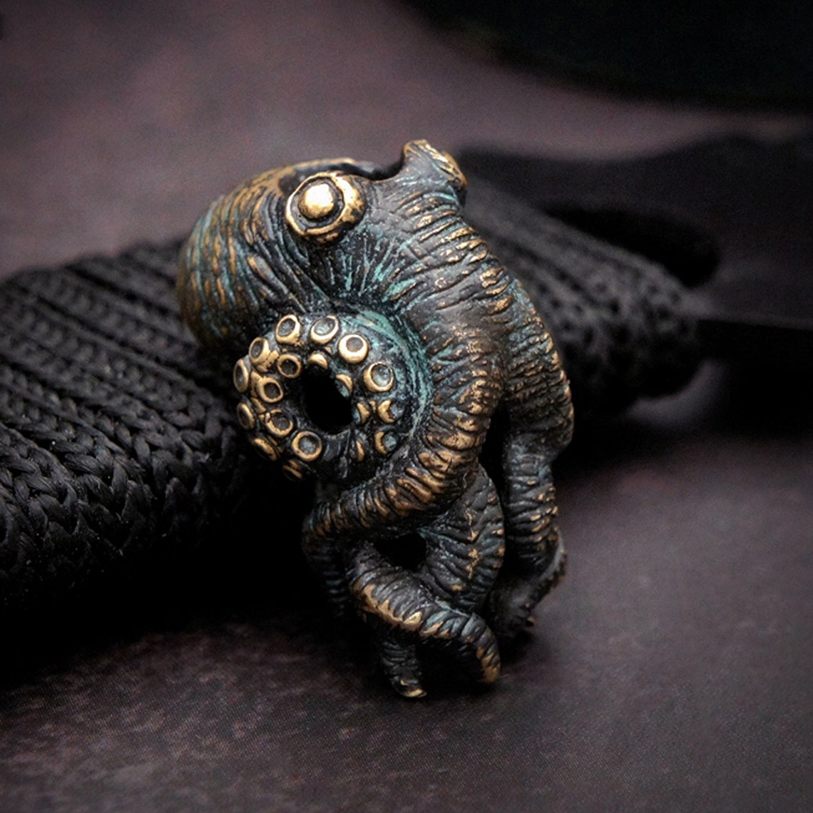 Octopus ทองเหลืองมีดลูกปัดกลาง - Paracord Survival Bracelet บทวิจารณ์และราคา