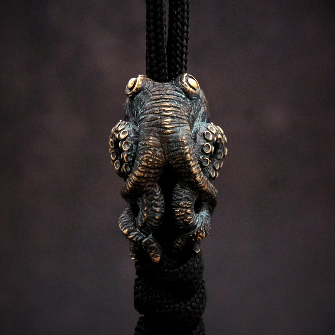 Octopus ทองเหลืองมีดลูกปัดกลาง - Paracord Survival Bracelet บทวิจารณ์และราคา